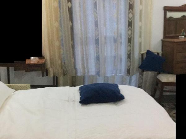 Crispi Accomodation : photo 3 de la chambre chambre familiale avec salle de bains privative