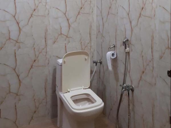 Lake Town Guest House : photo 4 de la chambre chambre lit king-size avec balcon