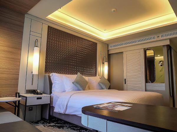 Movenpick Surabaya City : photo 3 de la chambre chambre lit king-size exécutive - vue sur ville