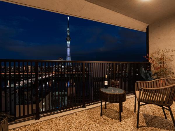 PROSTYLE RYOKAN TOKYO ASAKUSA : photo 4 de la chambre suite d'angle de style japonais avec baignoire en plein air - vue sur skytree