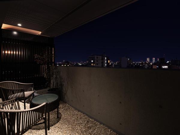 PROSTYLE RYOKAN TOKYO ASAKUSA : photo 5 de la chambre chambre lit king-size de style japonais avec baignoire partiellement en plein air