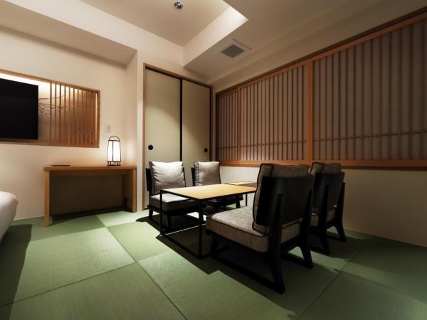 PROSTYLE RYOKAN TOKYO ASAKUSA : photo 2 de la chambre suite de style japonais avec baignoire en plein air