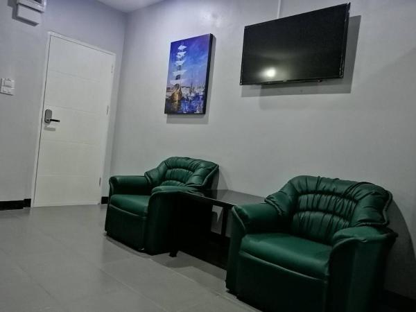 Sabai Place Donmueang Airport : photo 6 de la chambre chambre quadruple avec salle de bains
