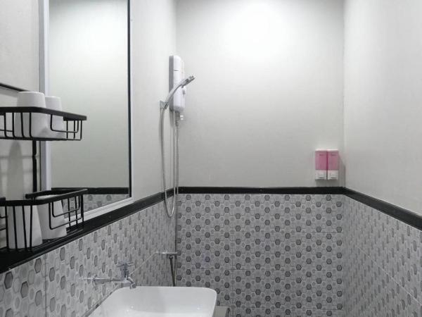 Sabai Place Donmueang Airport : photo 9 de la chambre chambre quadruple avec salle de bains