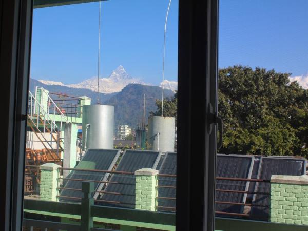 Kiwi Backpackers Hostel Pokhara : photo 1 de la chambre chambre double - vue sur montagne