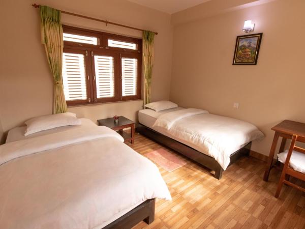 New Tourist Guest House : photo 1 de la chambre chambre lits jumeaux standard avec vue sur jardin