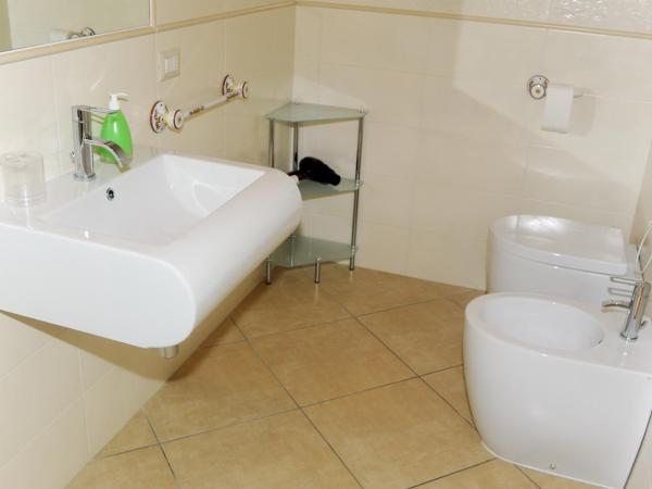 L'Antica Torre Caralis Holiday : photo 9 de la chambre grande chambre double ou lits jumeaux