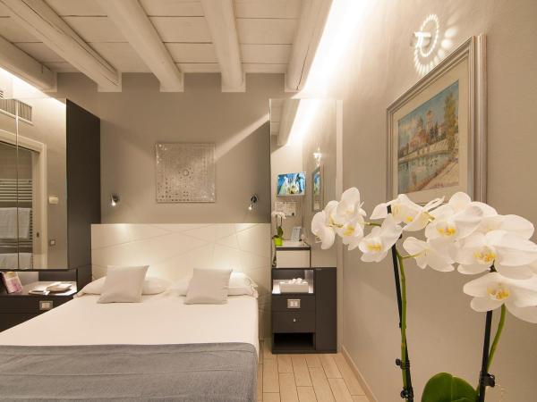 Hotel Fontana Verona : photo 5 de la chambre chambre lit queen-size avec salle de bains pour personnes à mobilité réduite - annexe