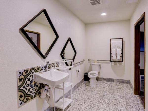 The Greens Hotel on Stockton : photo 3 de la chambre chambre lit king-size avec douche accessible en fauteuil roulant - adaptée aux personnes à mobilité réduite