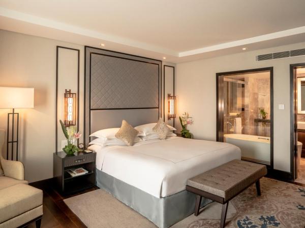 Taj Coromandel : photo 3 de la chambre suite exécutive avec accès au salon et navette aéroport aller-retour