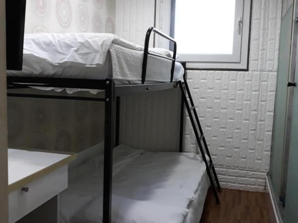 Chloe Hostel : photo 9 de la chambre chambre lits jumeaux standard