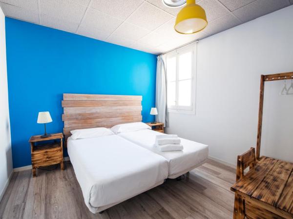 Safestay Madrid Central : photo 4 de la chambre chambre lits jumeaux avec salle de bains commune