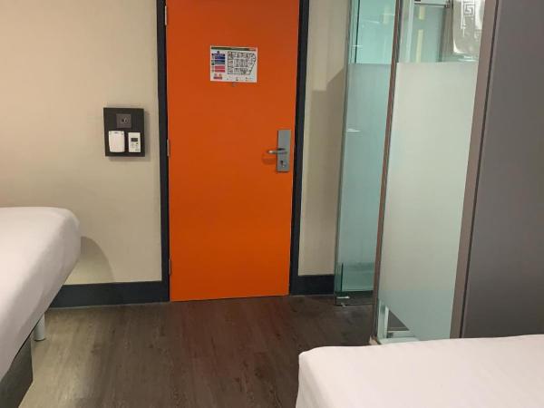 easyHotel Birmingham : photo 4 de la chambre chambre familiale avec fenêtre