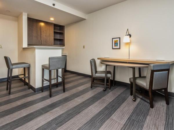 Holiday Inn Hotel & Suites Memphis-Wolfchase Galleria, an IHG Hotel : photo 5 de la chambre suite lit king-size – non-fumeurs