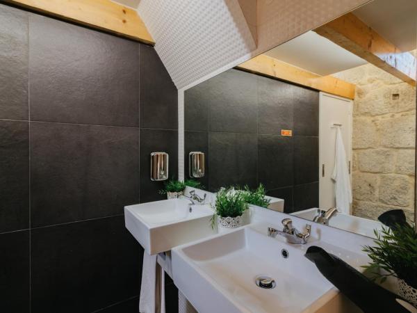 Happy Porto Hostel & Apartments : photo 8 de la chambre lit dans dortoir pour femmes de 8 lits avec salle de bains privative