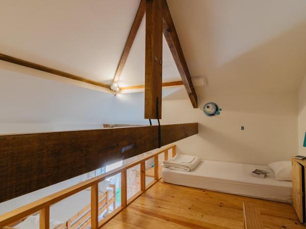 Happy Porto Hostel & Apartments : photo 9 de la chambre lit dans dortoir pour femmes de 8 lits avec salle de bains privative