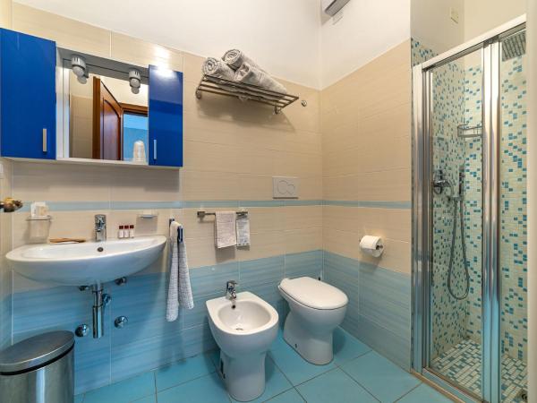 B&B Villa Montreux : photo 4 de la chambre chambre triple avec salle de bains privative