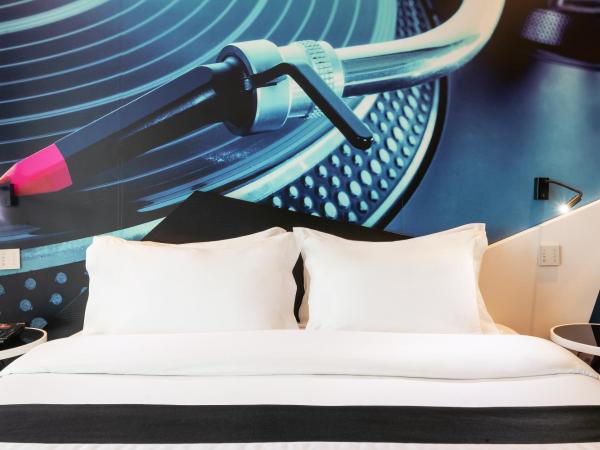 HF Fenix Music : photo 4 de la chambre hébergement lit queen-size melody