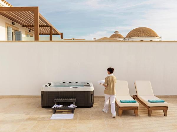 Mitsis Selection Laguna : photo 4 de la chambre bungalow avec jacuzzi extérieur – vue sur mer