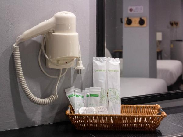 Rest24 Residence : photo 6 de la chambre chambre familiale de luxe sans fenêtre