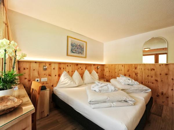 Country Wellnesshotel Bündnerhof : photo 1 de la chambre chambre double supérieure avec balcon orienté nord