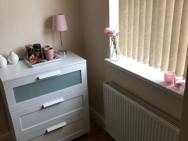 BIG ROOM rusholme WITH TV AND PRIVATE BATHROOM-parking&wifi : photo 9 de la chambre chambre double deluxe