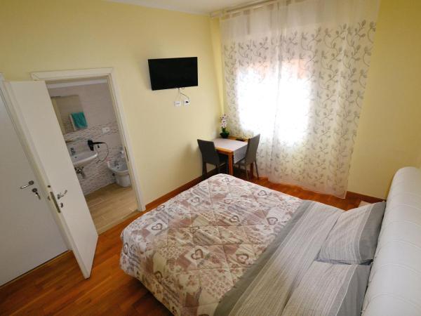 Affittacamere Lidiya : photo 7 de la chambre chambre double avec salle de bains privative