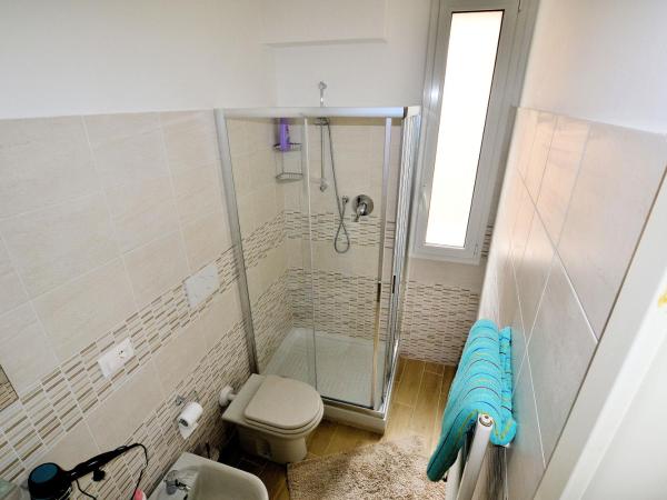 Affittacamere Lidiya : photo 8 de la chambre chambre double avec salle de bains privative
