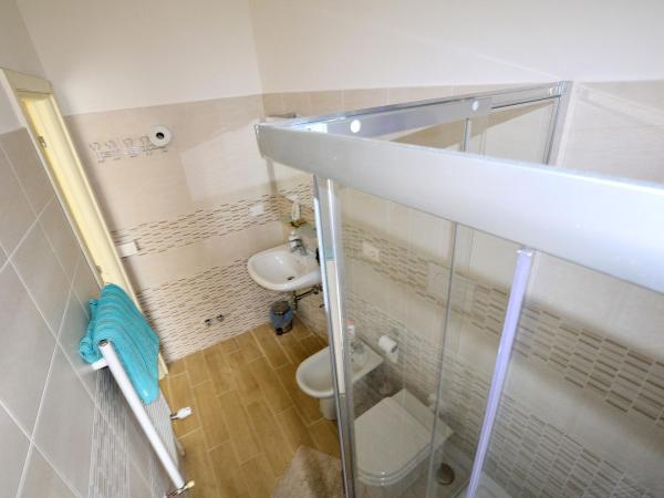 Affittacamere Lidiya : photo 9 de la chambre chambre double avec salle de bains privative