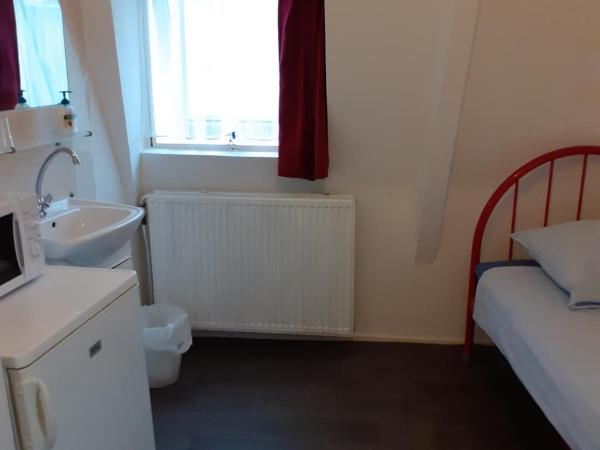 Hostel Pension Tivoli : photo 1 de la chambre chambre simple avec toilettes et douche communes