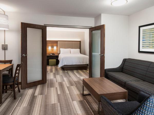 Holiday Inn Express Hotel & Suites Saskatoon, an IHG Hotel : photo 4 de la chambre suite lit queen-size 1 chambre