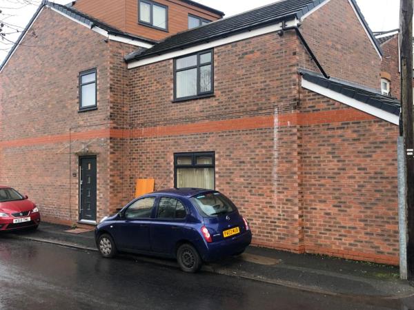 BIG ROOM rusholme WITH TV AND PRIVATE BATHROOM-parking&wifi : photo 3 de la chambre chambre double deluxe