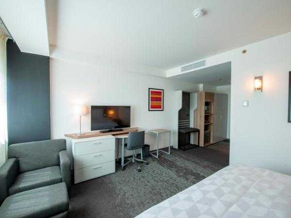 Holiday Inn & Suites - Merida La Isla, an IHG Hotel : photo 1 de la chambre chambre lit king-size standard - accessible aux personnes à mobilité réduite