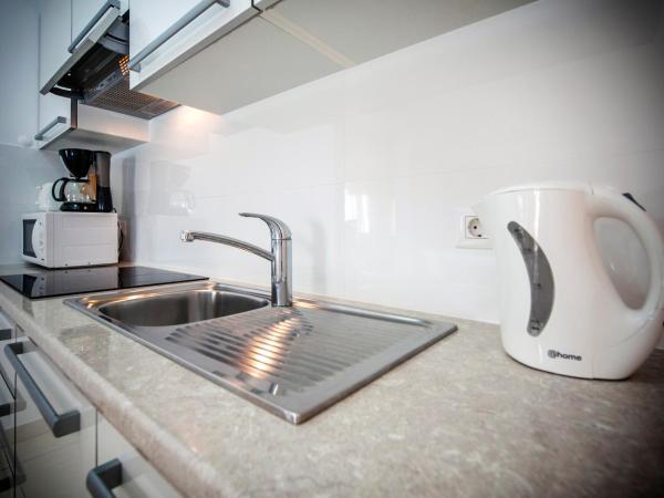 Apartments and Rooms Camaiore : photo 5 de la chambre appartement 2 chambres de luxe avec balcon - vue sur ville