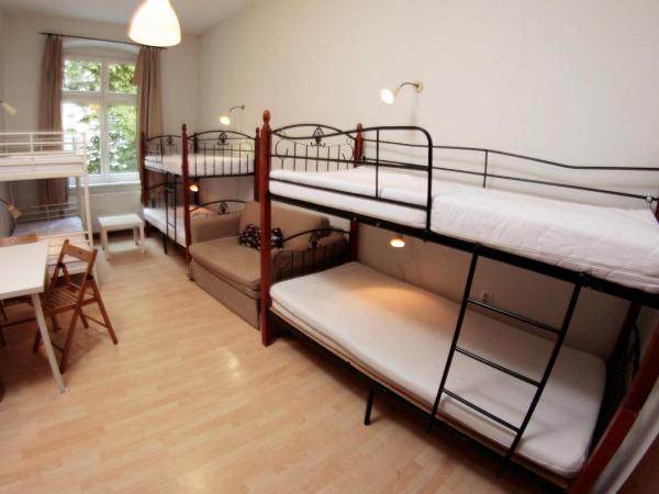 Pit Stop Hostel : photo 1 de la chambre lit dans dortoir mixte de 6 lits