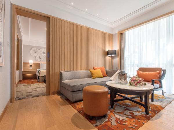 Holiday Inn Bangkok, an IHG Hotel : photo 4 de la chambre 1 king one-bedroom suite living area bathtub