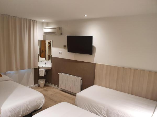 Hostel BESTPRICE Barcelona Stadium : photo 1 de la chambre chambre triple