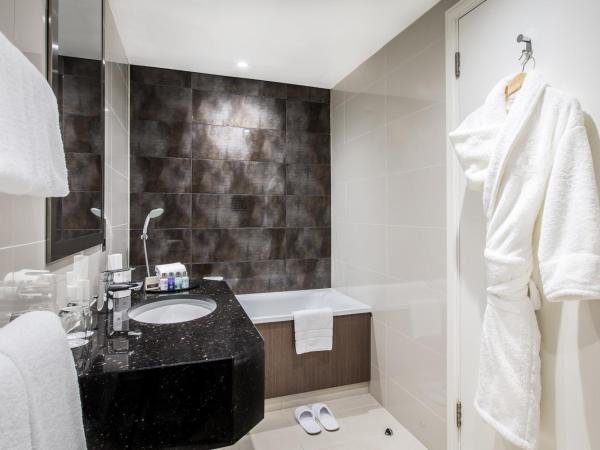 Holiday Inn London Kensington High St., an IHG Hotel : photo 1 de la chambre suite lit king-size