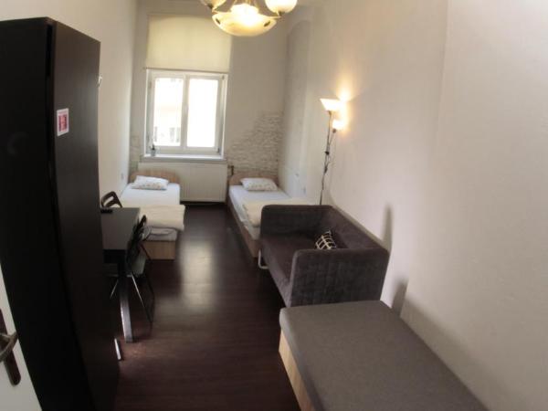 Pit Stop Hostel : photo 2 de la chambre chambre triple basique avec salle de bains commune