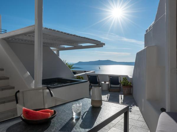 Porto Fira Suites : photo 5 de la chambre suite senior avec jacuzzi - vue sur caldeira