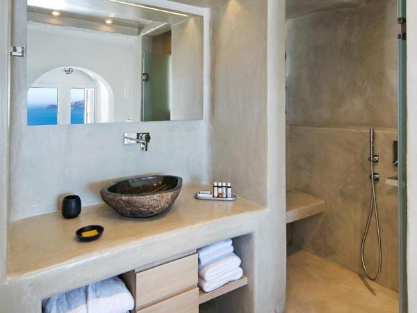 Porto Fira Suites : photo 10 de la chambre suite lune de miel avec vue sur caldera