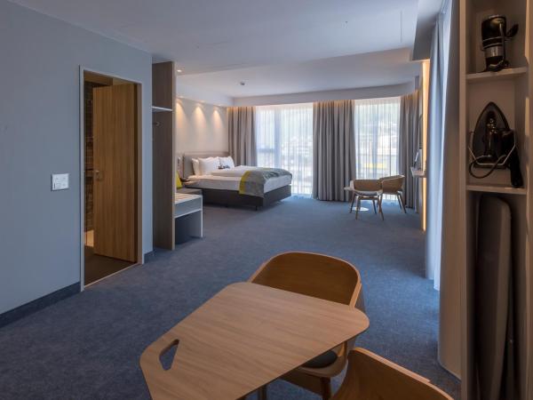 Holiday Inn Express - Luzern - Kriens, an IHG Hotel : photo 3 de la chambre double suite with sofa bed and mountain view