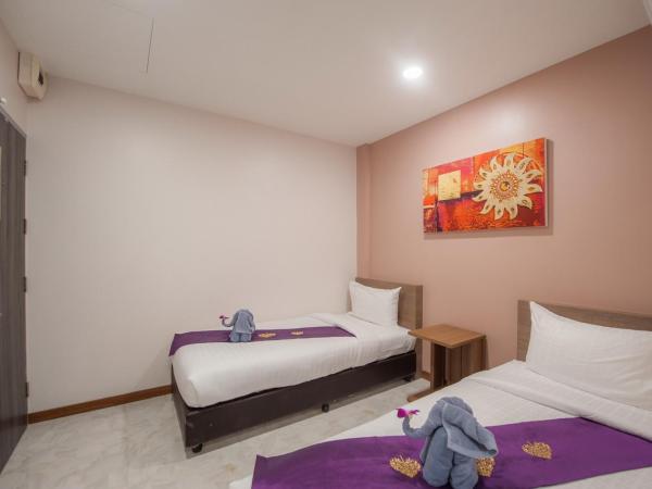 The Moon Night Hotel : photo 5 de la chambre chambre familiale