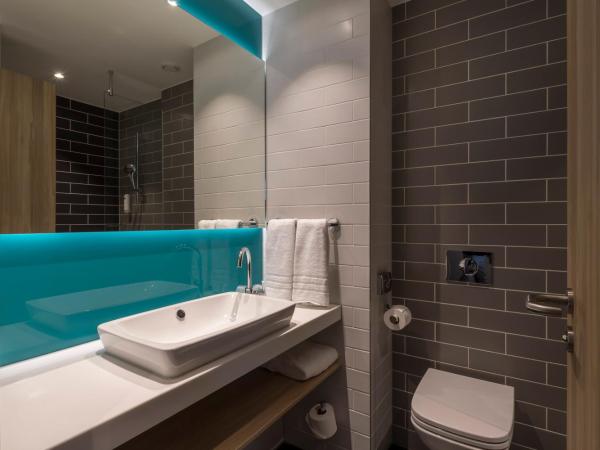 Holiday Inn Express - Luzern - Kriens, an IHG Hotel : photo 2 de la chambre chambre standard lit queen-size