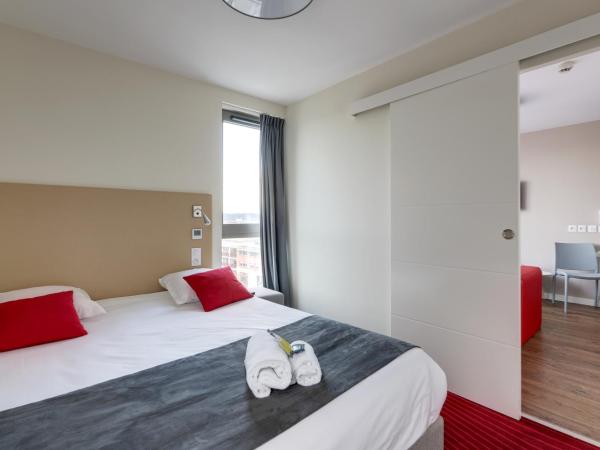 All Suites Bordeaux Marne - Gare Saint-Jean : photo 7 de la chambre appartement avec lit double et canap-lit