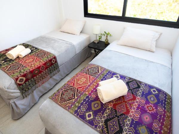 BOHOSTEL : photo 1 de la chambre chambre lits jumeaux avec salle de bains privative