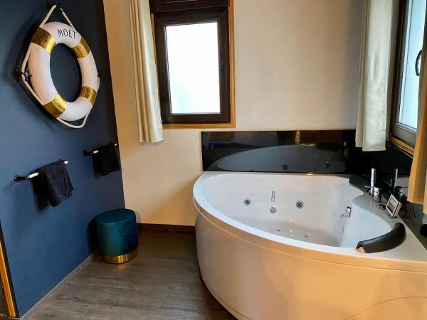 Salon Boyer : photo 9 de la chambre suite avec jacuzzi