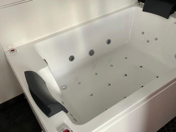 Salon Boyer : photo 7 de la chambre suite avec jacuzzi