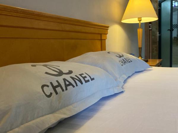 KSTUDIOS : photo 8 de la chambre chambre double - vue sur piscine