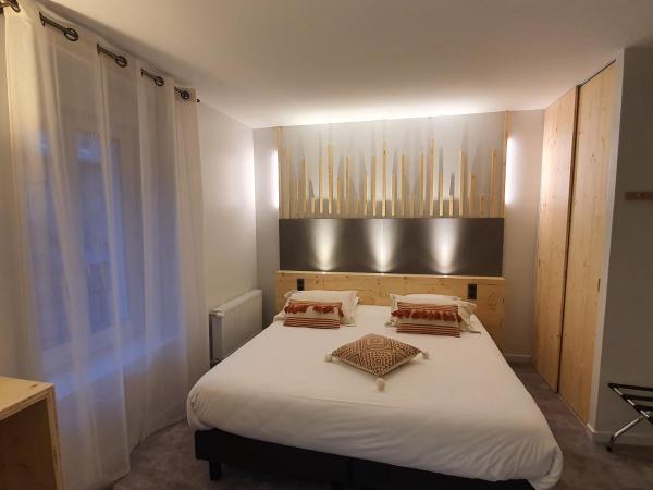 Le Castelet : photo 2 de la chambre chambre lit king-size - vue sur jardin